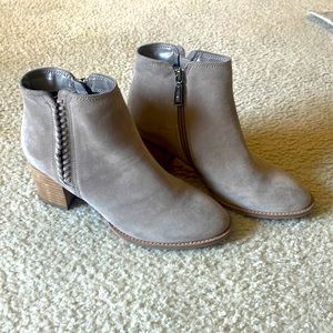 NEVER WORN BRAND NEW WATERPROOF Blondo Suede Beige Ankle Booties - Size 9M